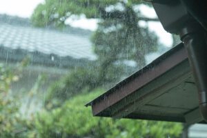 屋根にたたきるける大雨